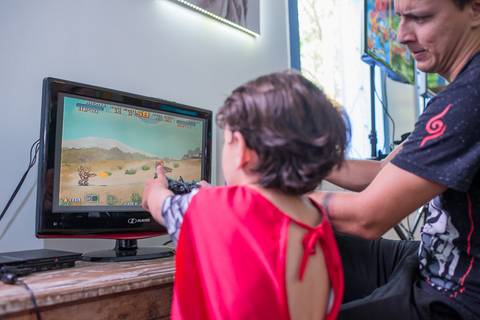 Festa infantil tema Thor, vingadores, Avengers. Criança brincando de video game.'