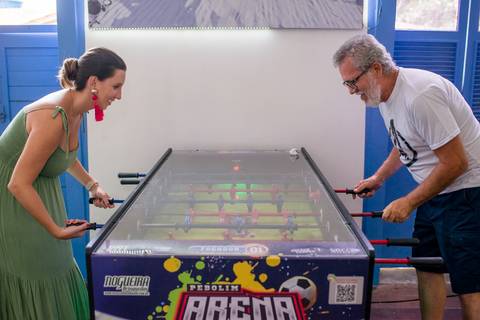 fotografia de festa infantil realizada no ceremonial Arca do Sonhos em Laranjeiras no Rio de Janeiro. Adultos brincando de pebolim'