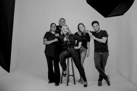 fotografia de bastidores do ensaio fotográfico de carol camurugy em vitória - es'