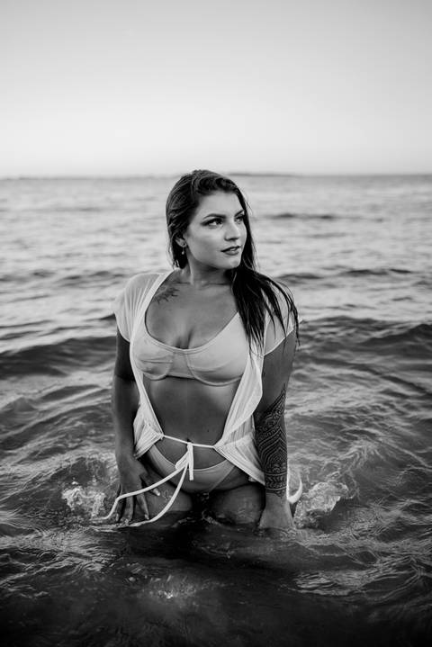 Mulher na água da praia de Itapuã Vila Velha - ES. Ensaio fotográfico feminino.'