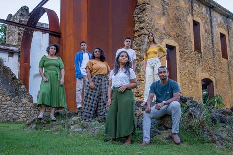 ensaio fotografico para grupo musical realizado nas ruinas de queimados, serra-es'