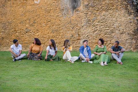 grupo musical sentado na grama. ensaio fotografico realizado nas ruinas de queimados'