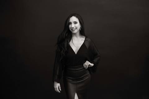 Retrato de Luciana Ribeiro, socia da Visually Estética. Fotografia de ensaio feminino realizado em Vila Velha - ES'