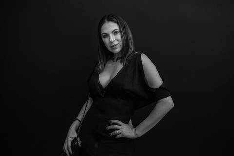 Retrato de Etienne Venturote Favarato, Proprietária da Revista Atual. Fotografia realizada em Vila Velha - ES'