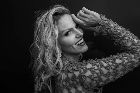 Retrato preto e branco de Ana Paulo realizado em Vila Velha - ES. Ensaio feminino.'