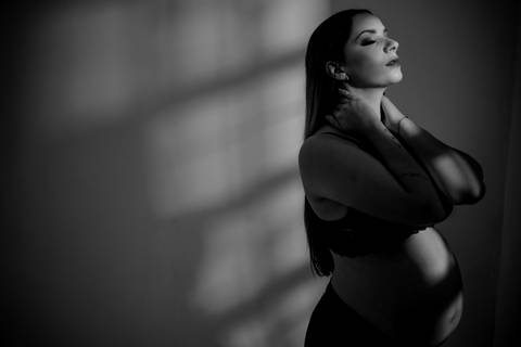 retrato preto e brando de gestante em estúdio vitória es, PAULO MOTA Fotografia'