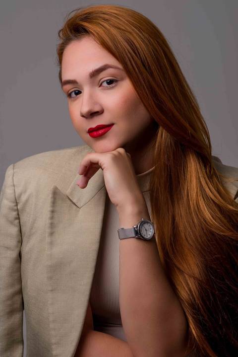 fotografia corporativa, retrato feminino, ensaio feminino realizado em estúdio, vitória es'