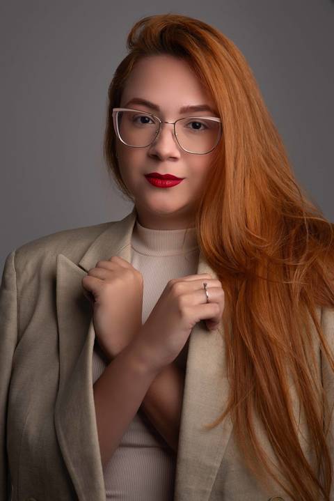 ensaio feminino realizado em estúdio, jardim camburi, paulo mota fotografia'