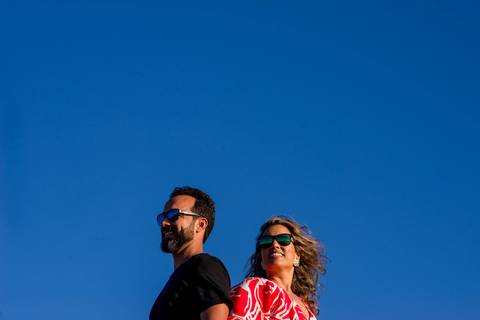 ensaio de casal feito no morro do moreno com céu azul em Vila Velha - ES'