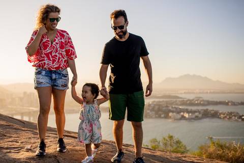 Familia caminhando no Morro do Moreno, Vila Velha - ES'