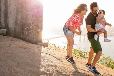 Fotografia de família em um ensaio no Morro do Moreno com Paulo Mota Fotografia'