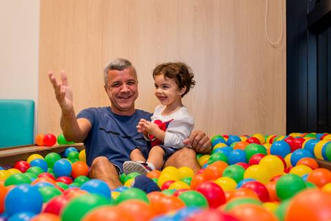 fotografia de neto e vovô na piscina de bolinha de aniversario infantil 2 anos, tema homem-aranha, realizado em vitória - es'