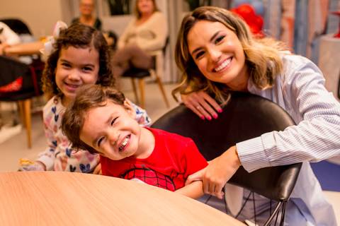fotografia cheia de sorrisos em festa de aniversario infantil realizada em vitória - es'