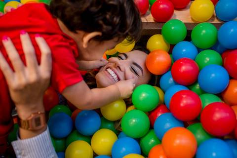 piscina de bolinha com aniversariante e mamãe brincando. Fotografia de festa infantil realizada em vitória - es'