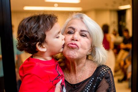 fotografia marcando momento em que bebe beija o rosto da avó na festa de aniversário infantil de 2 aninhos realizada em vitória - es'