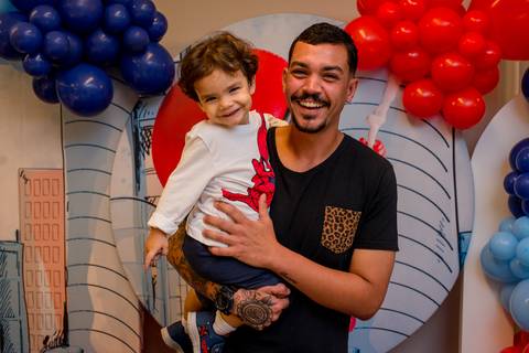 aniversario infantil filho no colo do pai , fotografia de aniversario - vitoria - es'