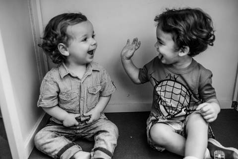 amiguinhos brincando debaixo da mesa em festa aniversário infantil. tema: homem-aranha realizada em vitória - es'