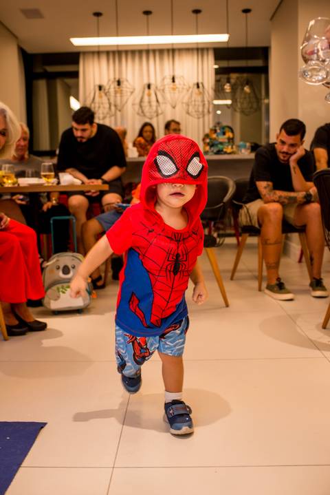 criança vestida de homem-aranha em seu aniversário de 2 anos. fotografia realizada em vitória - es'