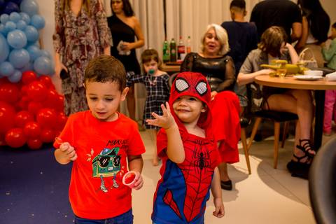 crianças brincando de homem-aranha. fotografia de aniversario infantil em vitória - es'
