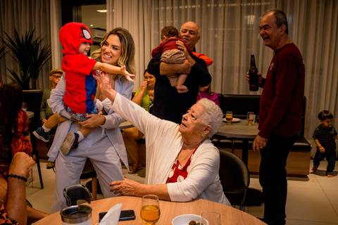 fotografia de criança brincando com a vovó em seu aniversário infantil realizado em vitória - es'
