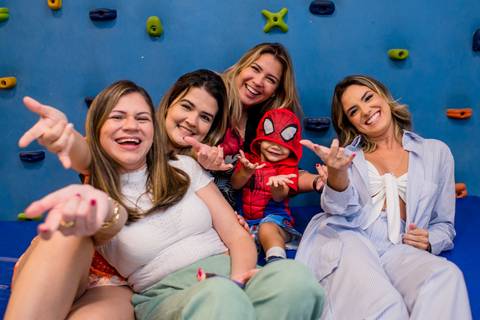 fotografia do homem-aranha com as titias no seu aniversário infantil de 2 anos realizado em vitória - es'