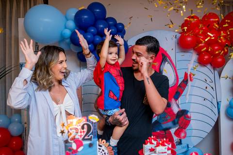 fotografia do momento dos parabéns do aniversario infantil de 2 anos. tema: homem-aranha. realizado em vitória - es'