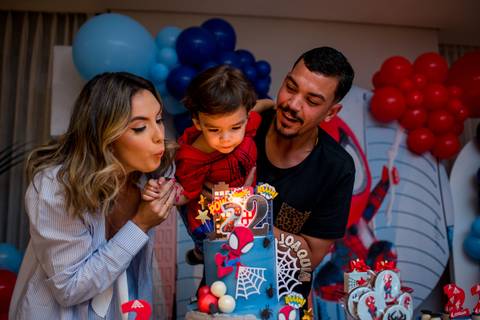 soprando velinha do bolo de aniversário de 2 anos. tema homem-aranha, realizado em vitória - es'