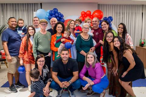 fotografia de toda familia em aniversario infantil de 2 anos'