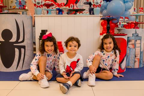 crianças sentadas em frente decoração de festa infantil, fotografia de aniversario homem-aranha em vitória es'
