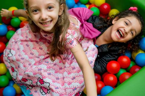 fotografia festa infantil, piscina de bolinha, take kids - shopping vitoria - es'
