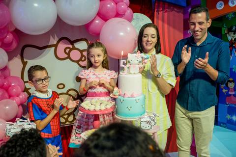 fotografia aniversario infantil, parabéns, bolo de aniversario, hello kit, take kids - vitoria es'