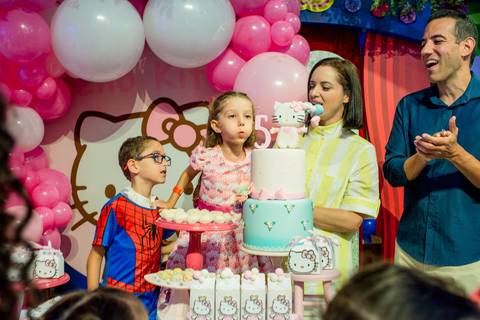fotografia do momento dos parabéns em familia de aniversario infantil no take kids do shopping vitoria - es'