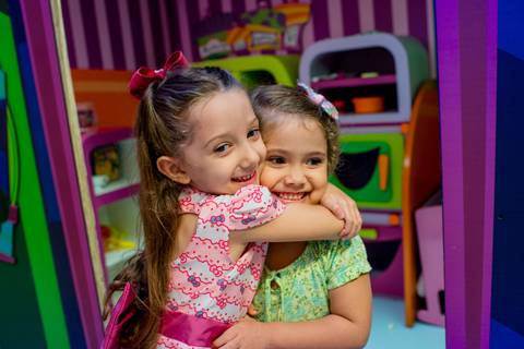amiguinhas se abraçando no aniversario infantil de 5 anos, fotografia de aniversario infantil em vitoria - es'