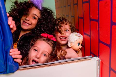 crianças brincado no take kids no shopping vitoria - Es'