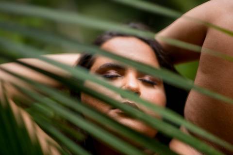 retrato feminino de ensaio fotográfico na natureza, folhas de palmeira, na cachoeira do aloisio em viana - es'