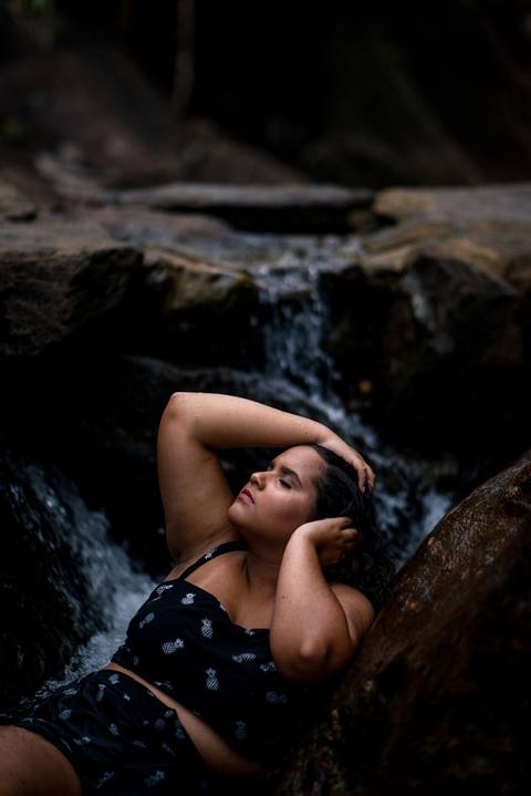 retrato feminino de ensaio de 16 anos na cachoeira do aloisio em vitória - es'