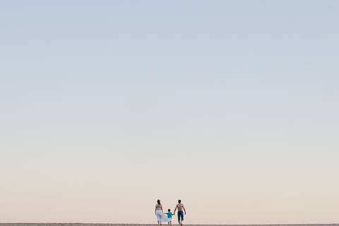 Fotografia minimalista de ensaio de gestante. Praia de Camburi, Vitória, ES.'