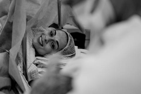 Documental de Parto. Fotografia do momento em que a mãe viu seu bebê pela primeira vez.'