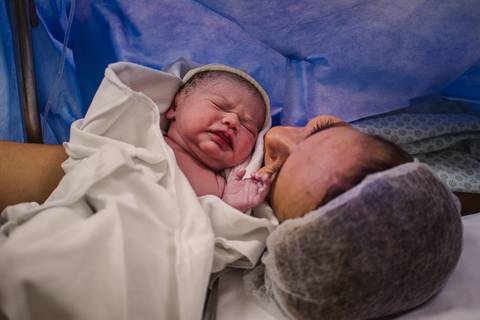 Documental de Parto. Momento em que a mãe recebe seu bebê!'