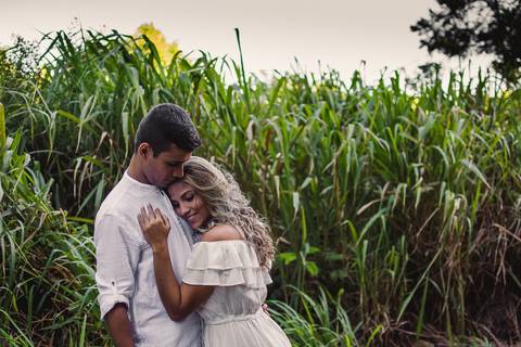 casal abraçados na trilha morro do moreno, vila velha, es'