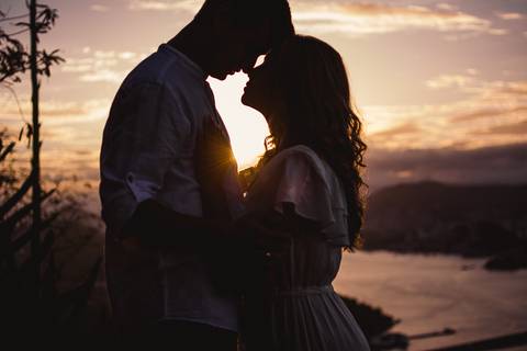 beijo de esquimó, no por do sol, morro do moreno, vila velha, es - foto silhueta'