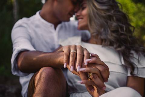 casal de mãos dadas, sentados na pedra, morro do moreno, vila velha, es'