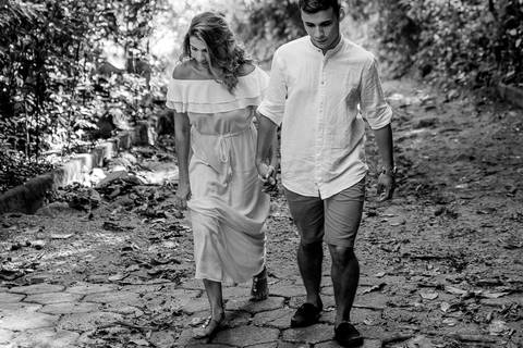 casal subindo de mãos dadas, estrada morro do moreno, vila velha, es'