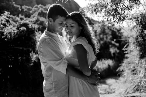 casal abraçado, raios de luz entrando entre eles morro do moreno, vila velha es'