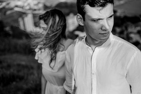 foto preto e branco, casal sobre o sol no morro do moreno vila velha es'