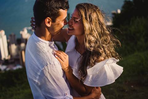 casal com rosto coladinho no morro do moreno, vista do mar da praia da costa em vila velha es'