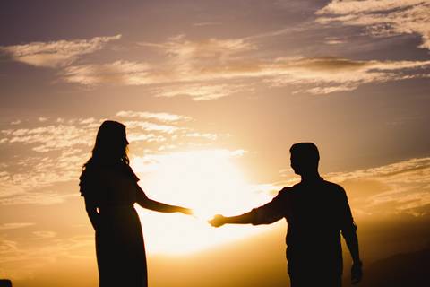 casal dando as mãos, foto silhueta do casal, por do sol no morro do moreno, vila velha, es'