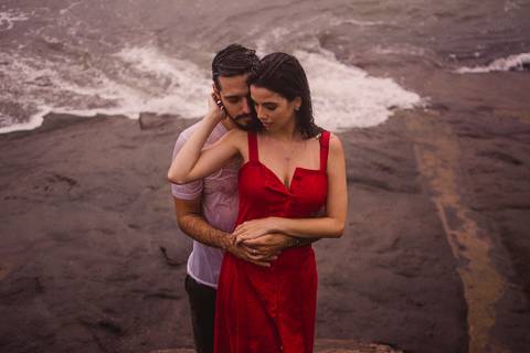 Ensaio fotográfico na chuva em vitória, Ilha do Boi. Casal próximo ao mar. '