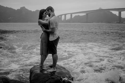Retrato do casal na baía de vitória. Composição da foto: Terceira Ponte, Vitória, ES.'