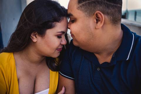 Ensaio fotográfico pré casamento realizado no farol de santa lúcia em vila velha, espírito santo. Casal sentado na escada. Noiva com lágrimas correndo pelo rosto pois, o noivo fez uma declaração para ela antes do ensaio começar.'